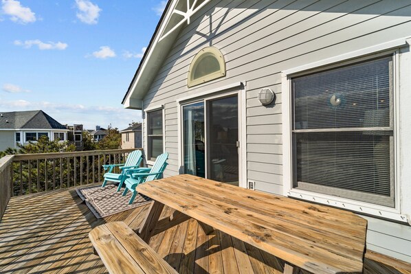 Outdoor dining - 1613 - Breezy by the Sea, Spacious 5-bed 3.5-bath vacation home in Corolla, NC, hot tub (Corolla)