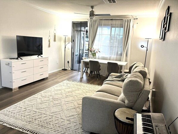 Living area - Chic 3BR Retreat: Vrbo Gem in Marina del Rey (Marina del Rey)