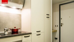 Une cuisine équipée d’une cuisinière, d’un four et de placards.