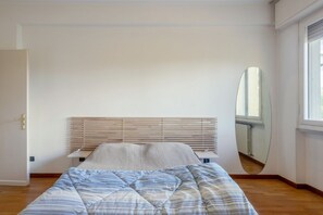 1 chambre, fer et planche à repasser, accès Internet