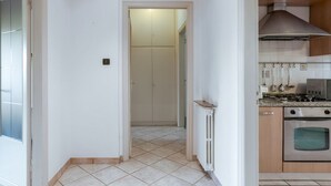 Eine Küche mit Herd, Backofen und gefliestem Fliesenspiegel.