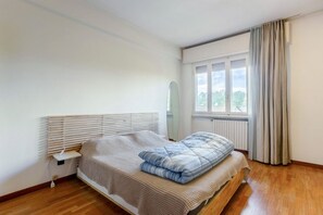 1 habitación, tabla de planchar con plancha y internet