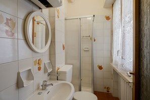 Regadera, secadora de cabello, bidet, toallas 