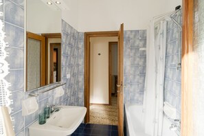 Douche, sèche-cheveux, bidet, serviettes fournies