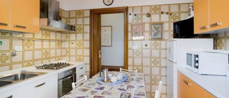 Réfrigérateur, micro-ondes, plaque de cuisson