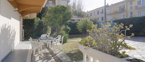 تناول الطعام بالخارج