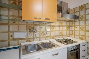 Réfrigérateur, micro-ondes, plaque de cuisson