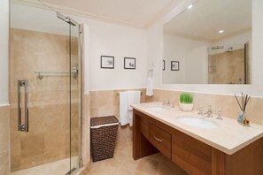 Dusche, Haartrockner, Handtücher