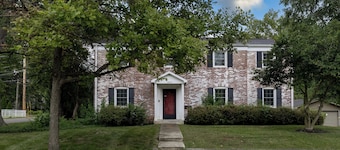 King Bed! Cozy Home Minutes from Broad Ripple Ave
