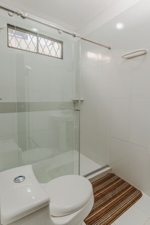 Shower, towels, soap, toilet paper - Casa Hotel Miriam (Montería)