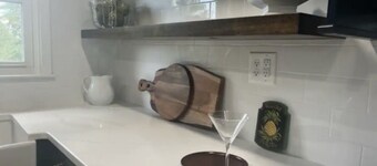 Remodeled gorgeous cottage overlooking horse farm. Family and work friendly.