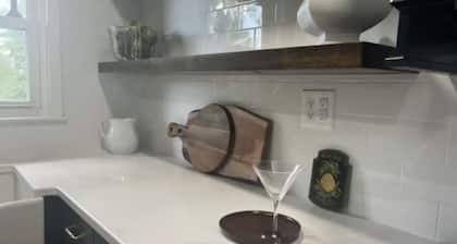 Remodeled gorgeous cottage overlooking horse farm. Family and work friendly.