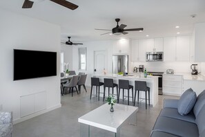 TV - Carpe Diem 2 BR Condo (Grace Bay)