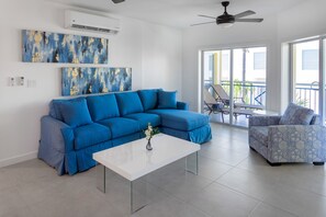 TV - Carpe Diem 2 BR Condo (Grace Bay)