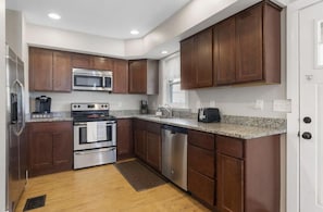 Comfort Duplex, 3 Bedrooms | Private kitchen | Fridge, microwave, oven, dishwasher - 2 duplex (Old Orchard Beach)