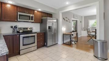 Nhà Duplex tiện nghi đơn giản, 3 phòng ngủ | Bếp riêng | Tủ lạnh, lò vi sóng, lò nướng, máy rửa bát