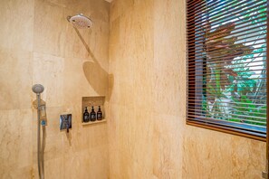 Douche, sèche-cheveux, serviettes fournies, savon