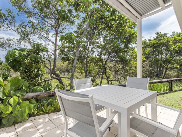 Outdoor dining - Hastings Cove 2 Bedroom Ground Floor Apartment! (Tweed)