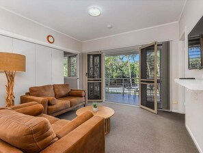 TV - Hastings Cove - 2 Bedroom Upstairs Garden Apartment! (Tweed)