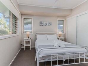 2 bedrooms, iron/ironing board, free WiFi - Hastings Cove - 2 Bedroom Upstairs Garden Apartment! (Tweed)