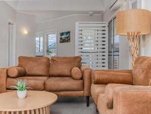 TV - Hastings Cove - 2 Bedroom Upstairs Garden Apartment! (Tweed)