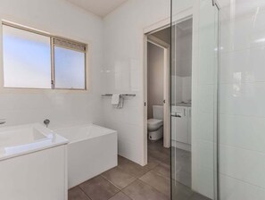 Shower, towels - Hastings Cove - 2 Bedroom Upstairs Garden Apartment! (Tweed)