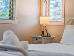 2 bedrooms, iron/ironing board, free WiFi - Hastings Cove - 2 Bedroom Upstairs Garden Apartment! (Tweed)