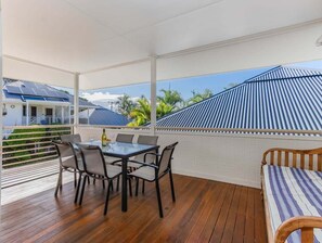 Outdoor dining - Hastings Cove - 2 Bedroom Upstairs Garden Apartment! (Tweed)