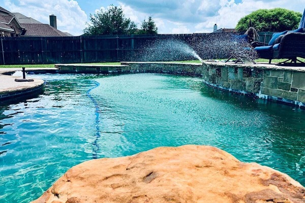 Una piscina al aire libre