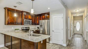 Refrigerador, microondas, horno y parrilla de estufa