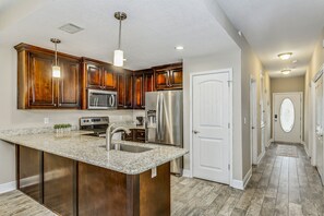 ثلاجة، ميكروويف، فرن، موقد طهي مسطح