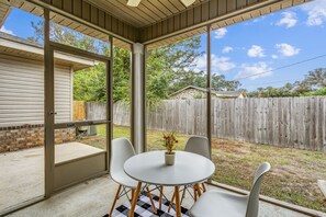 Outdoor dining - Lovely Town-home in Pensacola -  (Pensacola)