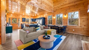 Ein geräumiges Holzhaus-Interieur mit Wohnbereich, Küche und Essbereich.