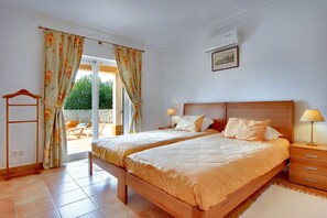 4 slaapkamers, een strijkplank/strijkijzer, reisbedje, gratis wifi