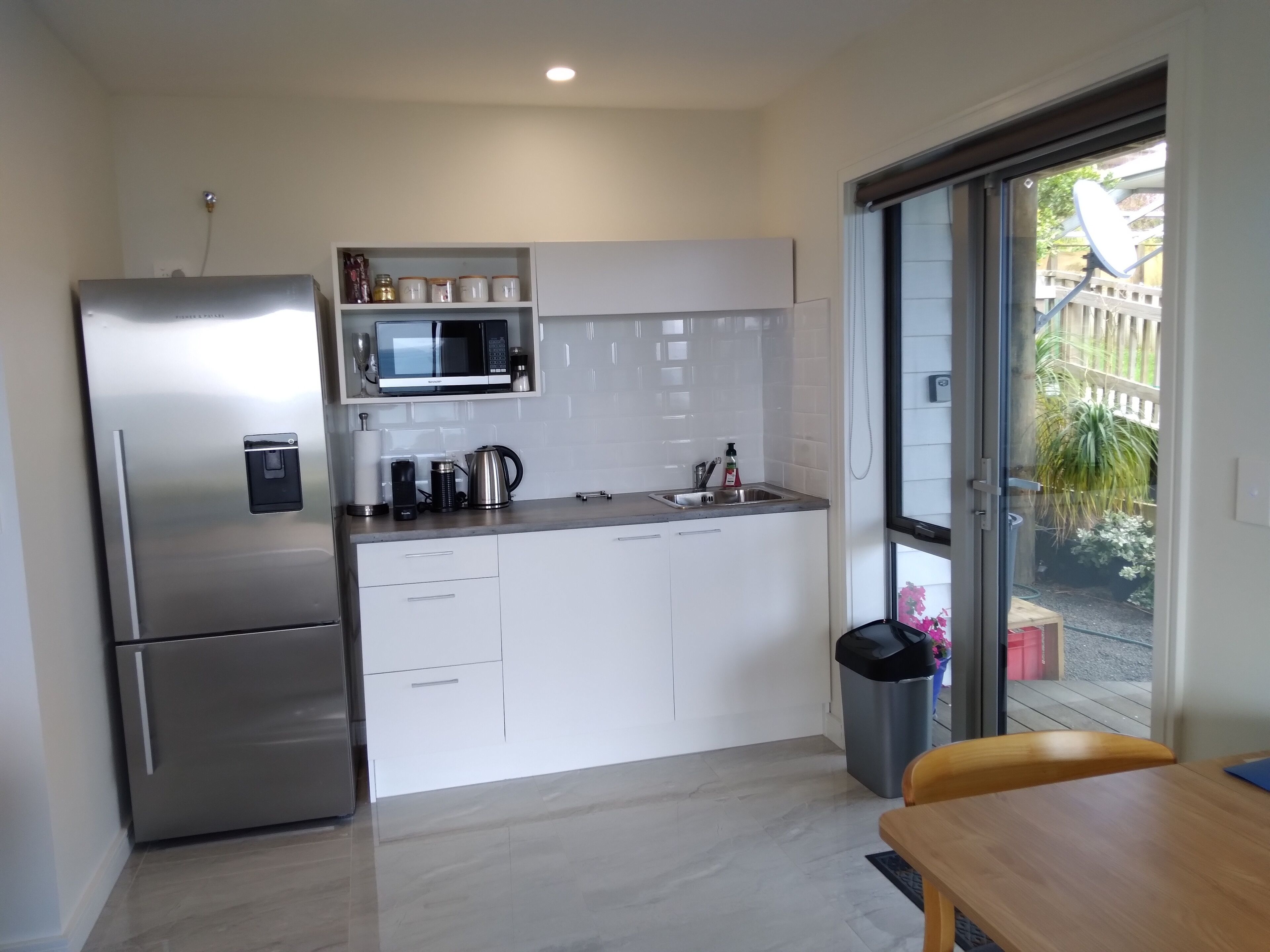 Fridge, microwave, oven, coffee/tea maker