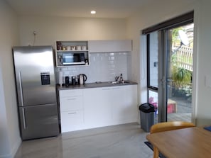 Réfrigérateur, micro-ondes, four, cafetière/bouilloire