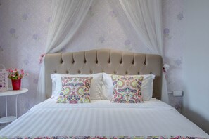 1 dormitorio, tabla de planchar con plancha, wifi y ropa de cama