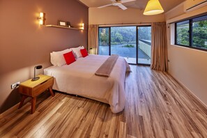 5 bedrooms, desk, iron/ironing board, travel cot - Eco-luxury nestled in off-grid private paradise. Cradled by virgin river! (Coorumba)