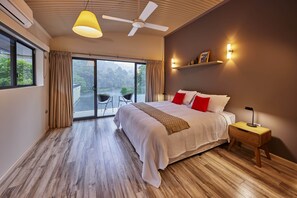 5 bedrooms, desk, iron/ironing board, travel cot - Eco-luxury nestled in off-grid private paradise. Cradled by virgin river! (Coorumba)