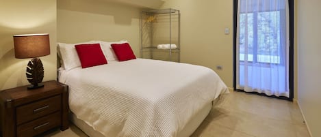 5 habitaciones, escritorio y tabla de planchar con plancha