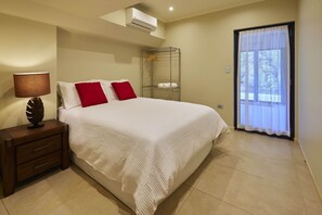 5 quartos, escrivaninha, ferros/tábuas de passar roupa, berço de viagem