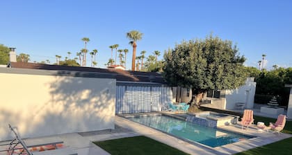 PALM SPRINGS MOVIE COLONY STUDIO APARTMENT