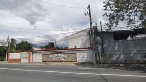 Entrada de un hotel con un letrero que dice "RIDGE PARK HOTEL".