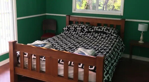 2 habitaciones, tabla de planchar con plancha, wifi y ropa de cama