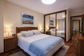 3 habitaciones, escritorio y tabla de planchar con plancha 