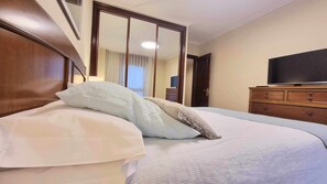 3 soverom, skrivebord, strykejern/-brett og reiseseng for barn