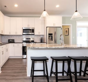 Private kitchen - Coastal Catch: Walk to Boardwalk (Virginia Beach)