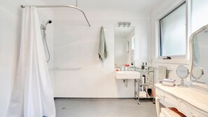 Shower, towels - Beaches, Paddocks & Village (Balnarring)