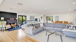 Smart TV, fireplace - Beaches, Paddocks & Village (Balnarring)