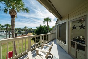 Outdoor dining - 2 BR/2BA Courtside Villa! Amenity Cards! Dog Friendly! Screen Porch! Tennis Court Views! (Seabrook Island)